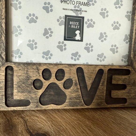 Reece & Riley Rustic Wood Dog Photo Frame with Paw Print “Love” Cutout | 5x7 - Picture 3 of 6